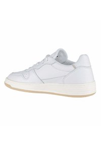 Sneaker in pelle bianca con finitura liscia, punta arrotondata, chiusura con lacci e suola in gomma di colore chiaro a contrasto.