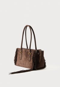 Brun ruskind skuldertaske med to toppe håndtag, frynser på siderne og hardware i guldtoner. Firkantet form, blød tekstur.