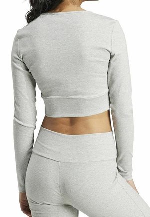 Szary długi rękaw crop top z ribbowanej tkaniny, z dopasowanym krojem i okrągłym dekoltem, w połączeniu z dopasowanymi legginsami o wysokim stanie.