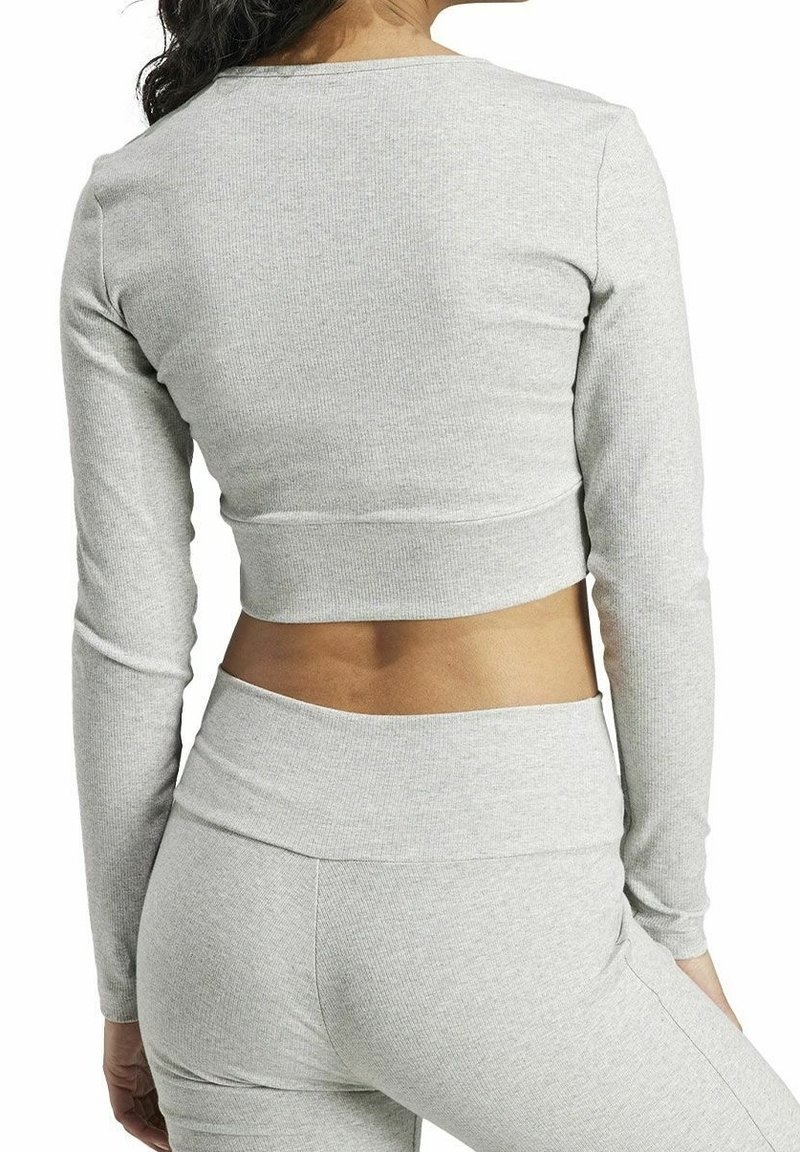 Harmaantävä pitkähihaisella crop-topilla, joka on valmistettu ribbikankaasta ja jossa on istuva malli sekä pyöreä pääntie, yhdistettynä yhteensopiviin korkeavyötäröisiin leggingseihin.