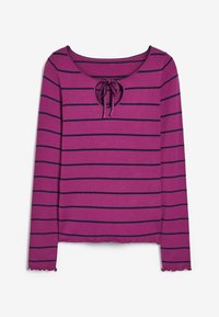 Fuchsia Langarmshirt mit navyblauen horizontalen Streifen, Rundhals-Ausschnitt und Schleifendetail in der Mitte. Mit Rüschensaum an den Ärmeln und dem Saum.