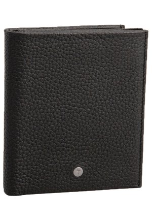 Billetera bifold de cuero negro texturizado con un pequeño emblema circular plateado en la esquina inferior frontal.