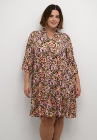 Robe fleurie avec un décolleté en V et des manches trois-quarts, ornée de motifs floraux multicolores sur un fond sombre. Tissu léger, coupe décontractée.