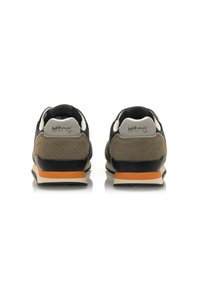 Zapatillas de color taupe oscuro con acentos negros, talón de ante gris, detalle de suela naranja y logo blanco en la parte trasera con un acabado texturizado.