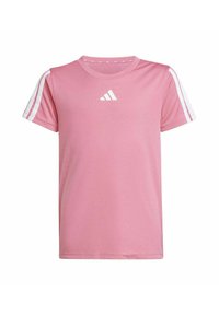 Camiseta deportiva rosa hecha de tejido ligero, con rayas blancas en los hombros y un pequeño logotipo blanco en el pecho.