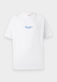 Weißes Baumwoll-T-Shirt mit kurzen Ärmeln, das auf der linken Brust ein blaues gesticktes Logo "Guess Jeans" zeigt. Klassischer runder Halsausschnitt.