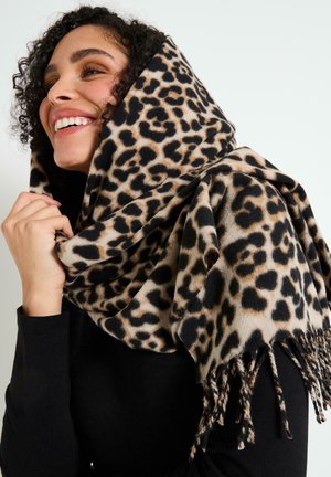 Bufanda de estampado de leopardo hecha de tela suave, con una base de color beige claro y manchas negras y marrones, rematada con bordes desflecados.