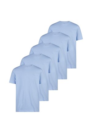 Fem ensfarvede lyseblå T-shirts med korte ærmer og rund hals, arrangeret i en trappestillet række på en hvid baggrund.