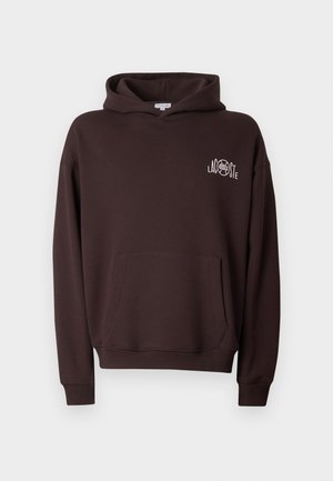 Felpa con cappuccio marrone scuro con tasca a marsupio frontale e piccolo logo bianco "LACOSTE" sul petto a sinistra.