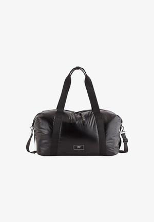 Bolsa de deporte negra con superficie brillante y acolchada, dos asas negras de transporte, correa de hombro ajustable y cierre de cuerda colorido en la parte superior.