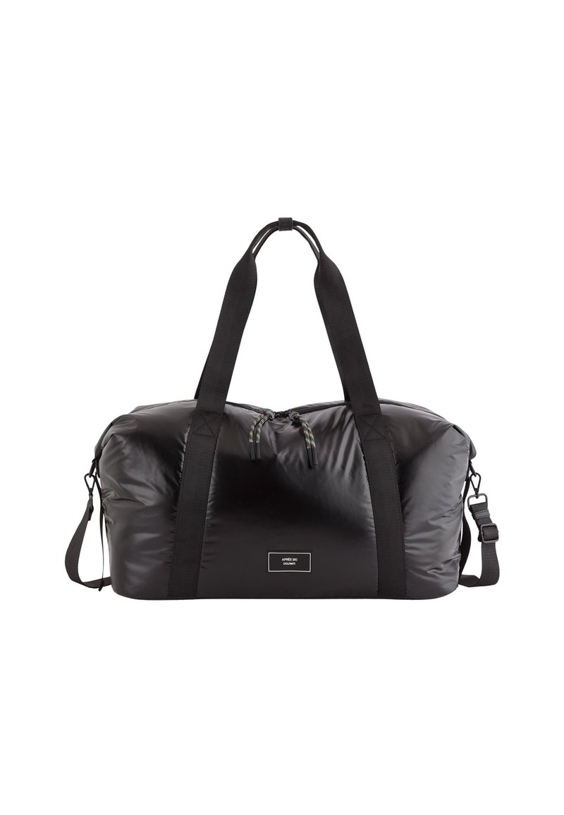 Czarna torba sportowa z błyszczącą, wyściełaną powierzchnią, podwójnymi czarnymi uchwytami, regulowanym paskiem na ramię oraz kolorowym sznurkiem ściągającym u góry.