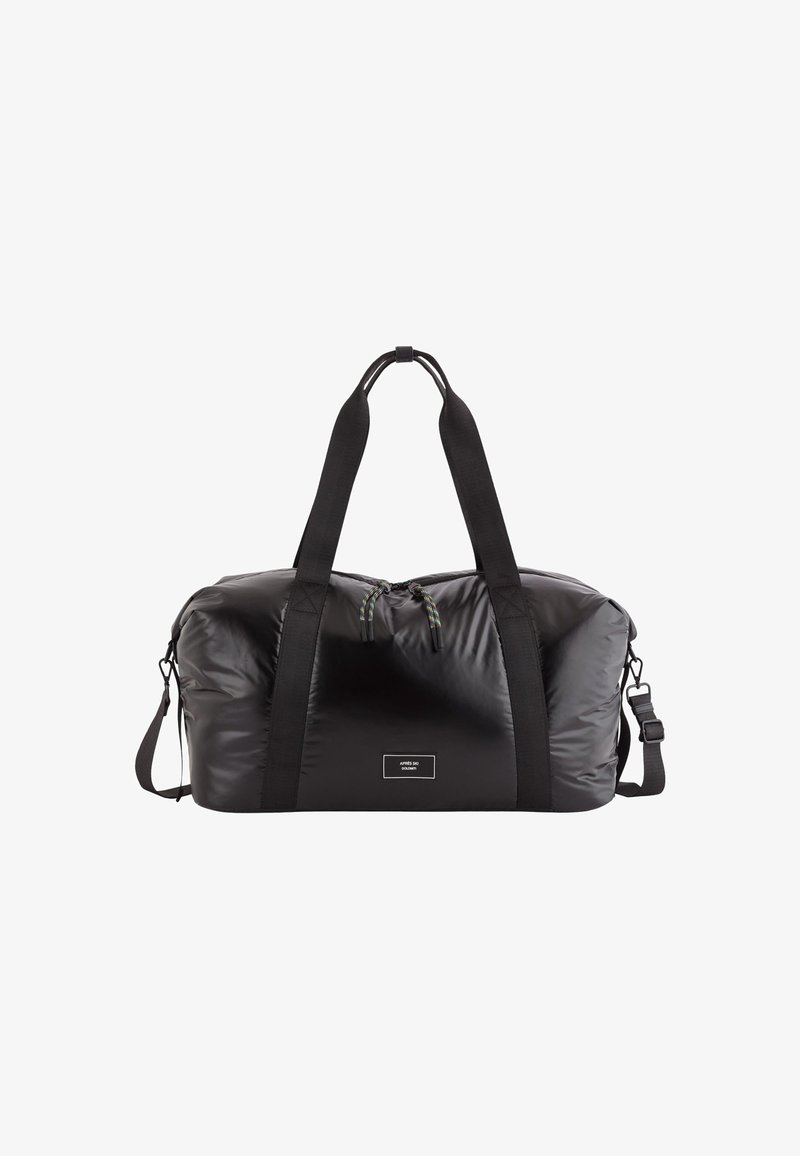 Czarna torba sportowa z błyszczącą, wyściełaną powierzchnią, podwójnymi czarnymi uchwytami, regulowanym paskiem na ramię oraz kolorowym sznurkiem ściągającym u góry.