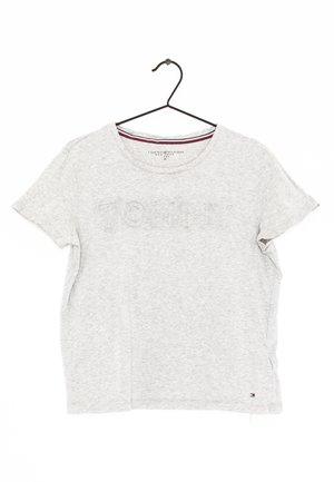 Šedé tričko s krátkým rukávem vyrobené z bavlny, s embosovaným logem "TOMMY", kulatým výstřihem a malým logem na levém spodním švu.