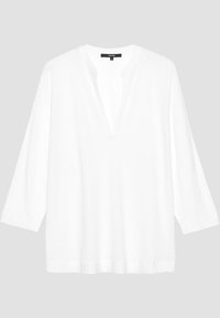 Vit långärmad bomullströja med avslappnad passform, djup V-hals och trekvartsärmar; slät textur, minimalistisk design.