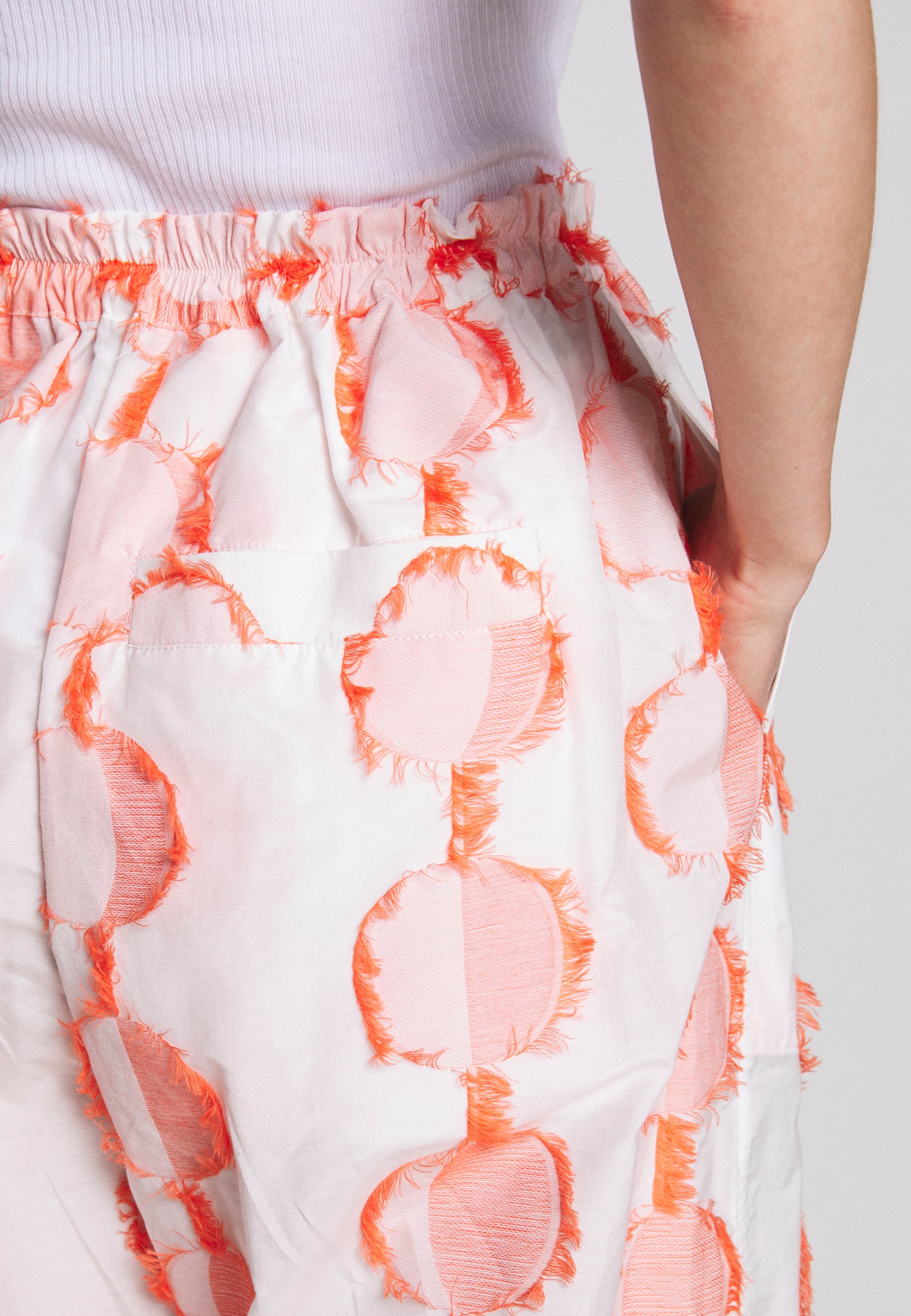 Henrik Vibskov TANOI TROUSER Bukse cream Zalando.no Henrik Vibskov TANOI TROUSER Bukse sand Zalando.no