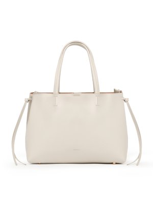 Borsa a mano in pelle color crema con due manici superiori, lacci laterali e un nome del marchio delicatamente in rilievo sul davanti.