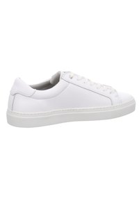 Weiße Leder-Sneaker mit glatter Textur, runder Zehenpartie, flacher Gummisohle und Schnürung mit sechs Ösen. Subtile Nähte an den Seiten.