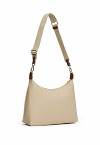 Beige nylon schoudertas met een gebogen vorm, verstelbare gestructureerde schouderriem en bruine leren accenten. Vette textuur met een ritssluiting aan de bovenkant.