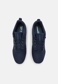 Baskets de sport bleu marine avec tige en mesh, embout renforcé et col rembourré. Comprend des lacets assortis et une semelle en caoutchouc blanche.
