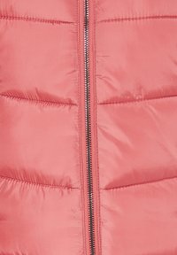 Giacca a vento rosa con sezioni trapuntate orizzontali, presenta una chiusura centrale con zip e una texture liscia e lucida.