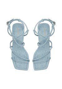 Sandali con tacco a blocco e cinturini in denim azzurro chiaro, con sottili lacci alla caviglia. Il design con punta quadrata presenta bordi cuciti e una superficie liscia.