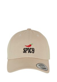 Beige színű baseballsapka, pamutból készült, ívelt rimmel. A "SPICY" felirat hímzett, és egy piros chili paprika mintát tartalmaz. Hátsó állítható pánttal rendelkezik.