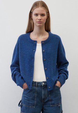 RUNDHALS CROPPED AUS - Cardigan - kensington blue