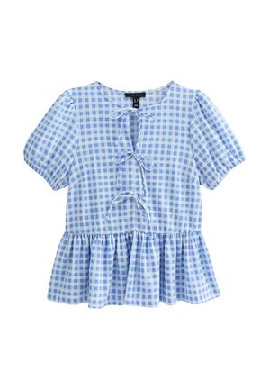 Blusa a cuadros en azul y blanco con manga corta abullonada, escote redondo y dobladillo estilo peplum con un detalle de cordones en la parte delantera.