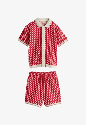 Chemise à manches courtes pour enfants avec boutons et shorts à taille élastique en motif géométrique rouge et blanc avec bordure blanche.