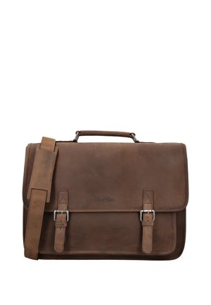 Brązowa skórzana aktówka z górnym uchwytem, regulowanym paskiem na ramię, przednia klapa zabezpieczona dwoma paskami z klamrami, na białym tle.