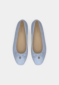 Γαλάζια μπαλαρίνες με στρογγυλή μύτη, διακοσμητικό φιόγκο και γοητευτικό στολίδι. Κατασκευασμένες από απαλό υλικό με λεία υφή.