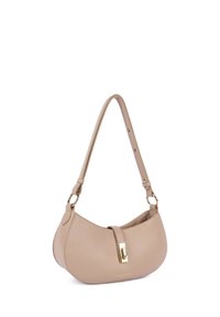 Borsa a tracolla beige in pelle con forma curva, chiusura in metallo dorato e una tracolla lunga regolabile. Superficie testurizzata con una sottile lucentezza.