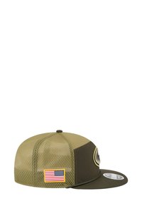 Olivegrüner Hut mit Netzdesign auf der Vorderseite, einem amerikanischen Flaggen-Patch und einem erhabenen Logo-Akzent an der Seite.