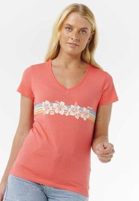 Koraalkleurig T-shirt met V-hals, voorzien van een bloemenprint en drie horizontale strepen in blauw en crème over de borst. Gemaakt van zachte katoen.