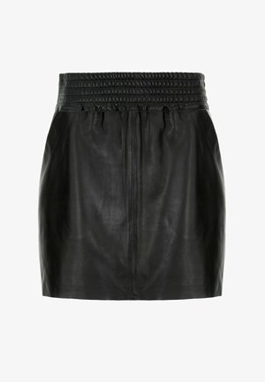 Czarna skórzana spódnica z marszczonym pasem. Gładka tekstura, dopasowany krój, długość do kolan, bez widocznych zapięć i kieszeni.