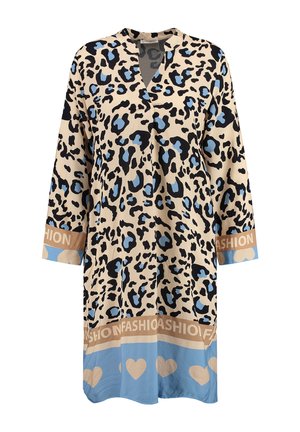 Sukienka koszulowa w panterkę w odcieniach beżu, niebieskiego i czarnego, z dekoltem w serek, długimi rękawami oraz ozdobnymi pasami z napisem 'MODA' i wzorami serc.