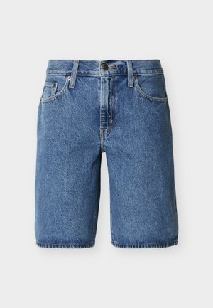 Blå denim-knee-length shorts med frontknap og lynlås, forlommer og bæltestropper på en ensartet lys baggrund.