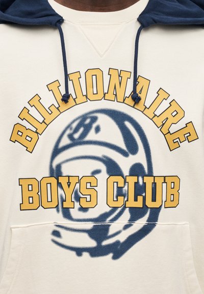 Κρεμ φούτερ με κουκούλα σε ναυτικό μπλε χρώμα, μεγάλο μπλε γραφικό με κράνος και κίτρινο κείμενο που γράφει "Billionaire Boys Club".