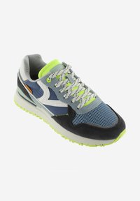 Sportig sneaker med en blå nätöverdel, mörkgrå mockadetaljer, neongrön accentfärger och en texturerad gummisula med en flerfärgad design.