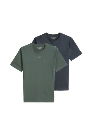 Deux t-shirts unis à manches courtes et col rond, un vert foncé à l'avant et un gris foncé à l'arrière, tous deux avec un petit texte blanc sur la poitrine.