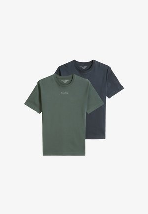 Due t-shirt semplici a maniche corte con scollo rotondo, una verde scuro davanti e una grigio scuro dietro, entrambe con piccolo testo bianco sul petto.