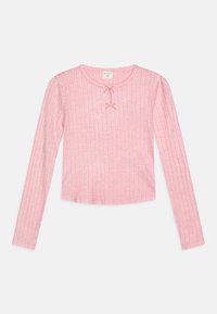 Haut rose à manches longues avec texture côtelée, décolleté rond et deux petits nœuds au centre. Design court pour un look ajusté.