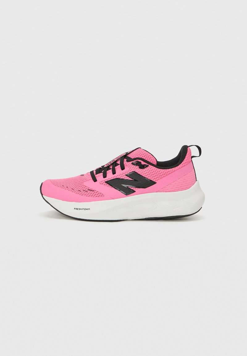 Zapatilla deportiva rosa con tela de malla, detalles en negro y una suela blanca acolchada. Presenta cordones y un logotipo en el lateral.