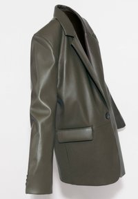 Blazer en similicuir vert olive foncé avec col cranté, manches longues, fermeture à un bouton et poches avant à rabat.