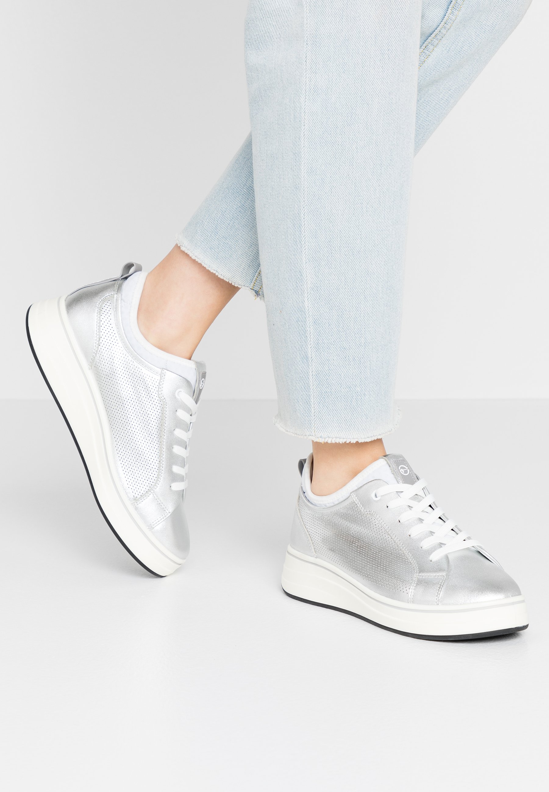 Tamaris Pure Relax LACE UP Joggesko silverwhite Tamaris Pure Relax LACE UP Joggesko white Zalando.no