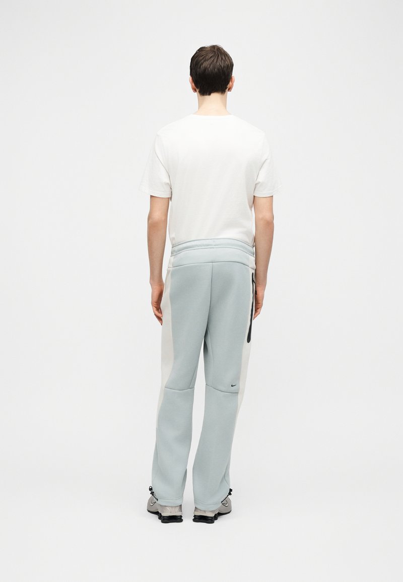 Nike Sportswear M NK TECH FLC PRO CB OH PANT - Teplákové kalhoty - light pumice/light bone/black