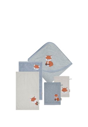 Set aus fünf Babyhandtüchern und Waschlappen in Blau und Beige, jeweils mit niedlichem besticktem Fuchs-Motiv.