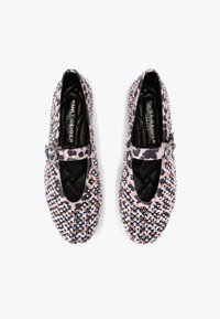 Błyszczące baleriny Mary Jane z różową tkaniną, ozdobione wielokolorowymi cekinami i okrągłą klamrą na pasku.