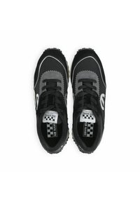 Une paire de baskets noires et grises à lacets avec un logo en damier sur la languette et le côté, vues de dessus sur un fond blanc.