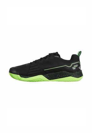 Chaussures de sport noires avec une tige texturée, des accents verts et une semelle verte mouchetée. Présente un design à lacets et une languette à l'arrière.